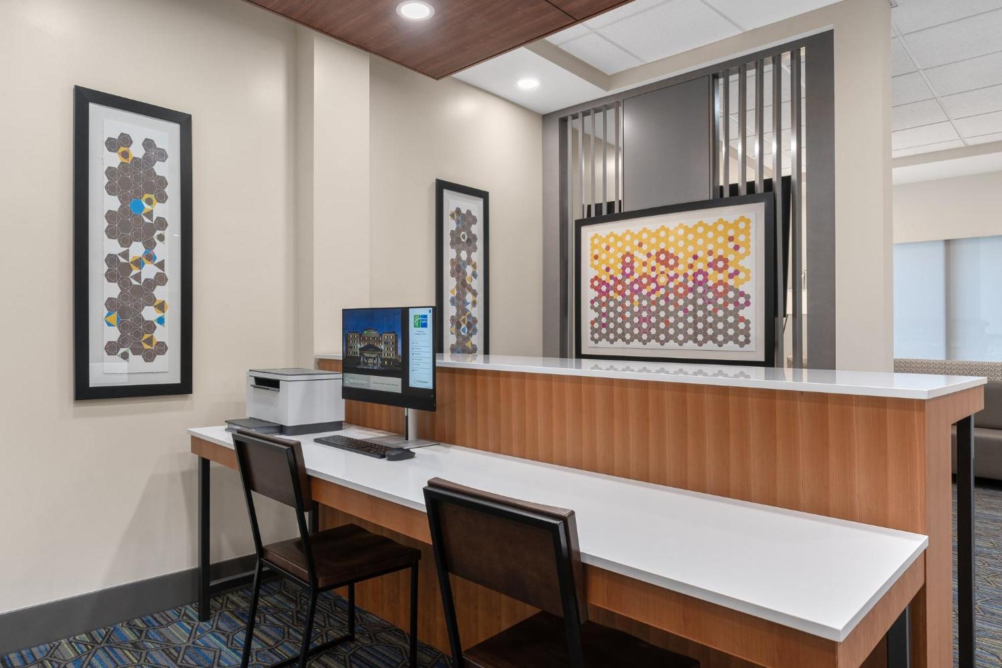 Holiday Inn Express Hotel & Suites Coralville By Ihg Bagian luar foto