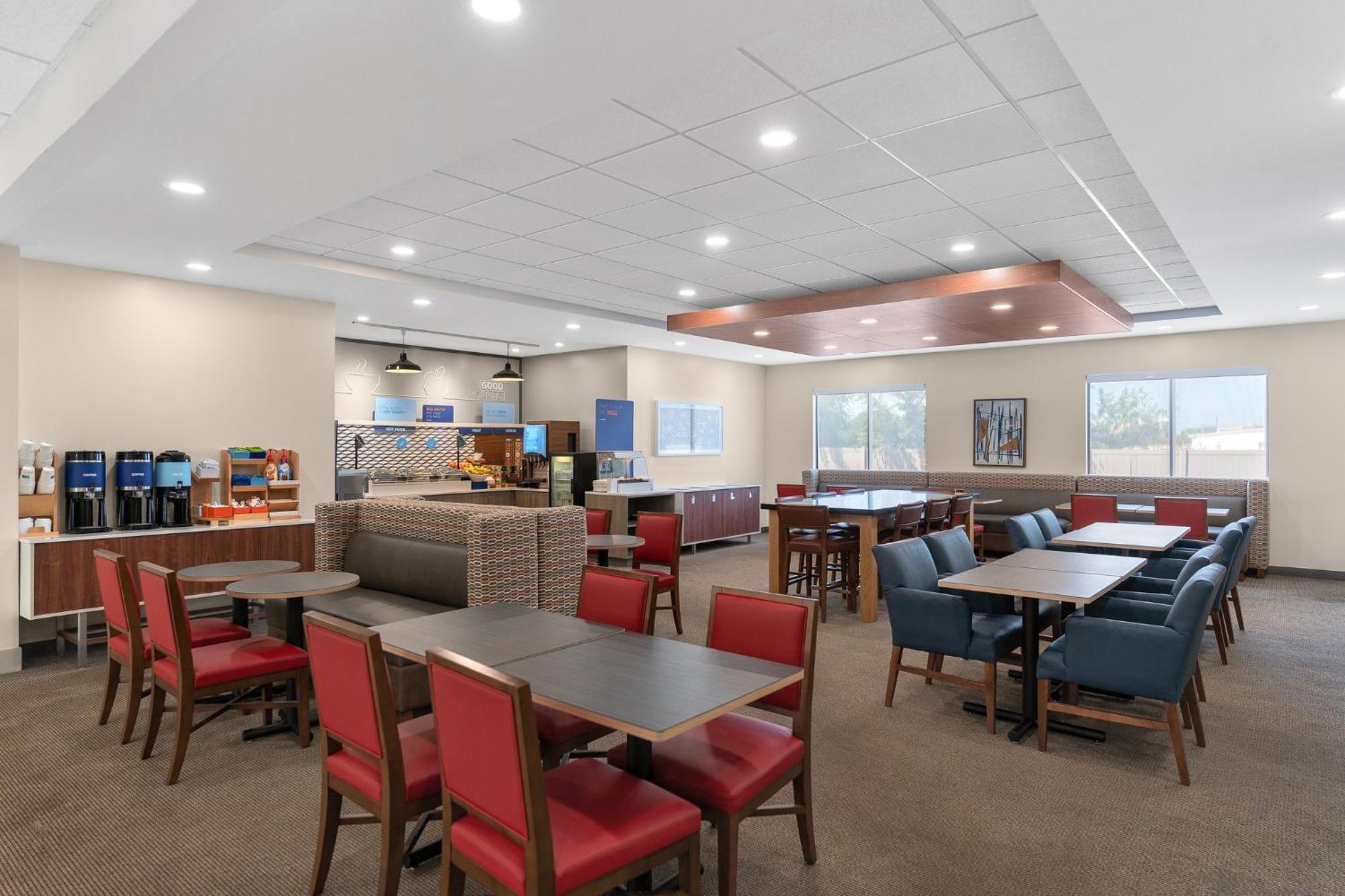 Holiday Inn Express Hotel & Suites Coralville By Ihg Bagian luar foto