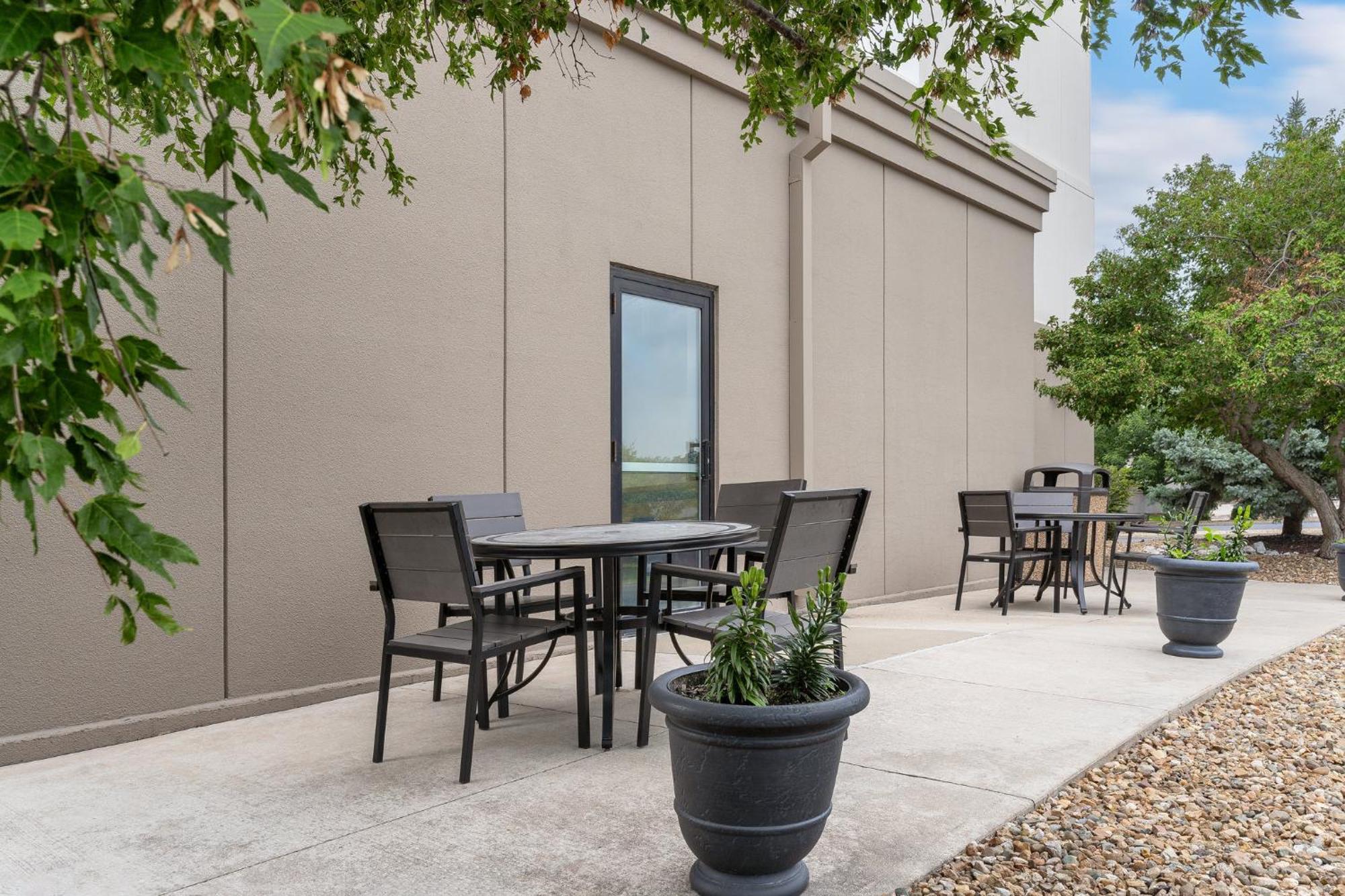 Holiday Inn Express Hotel & Suites Coralville By Ihg Bagian luar foto