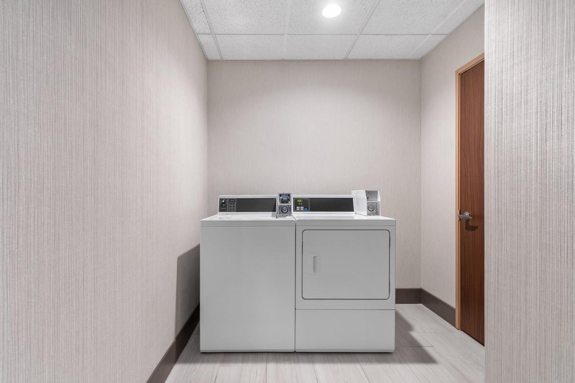 Holiday Inn Express Hotel & Suites Coralville By Ihg Bagian luar foto