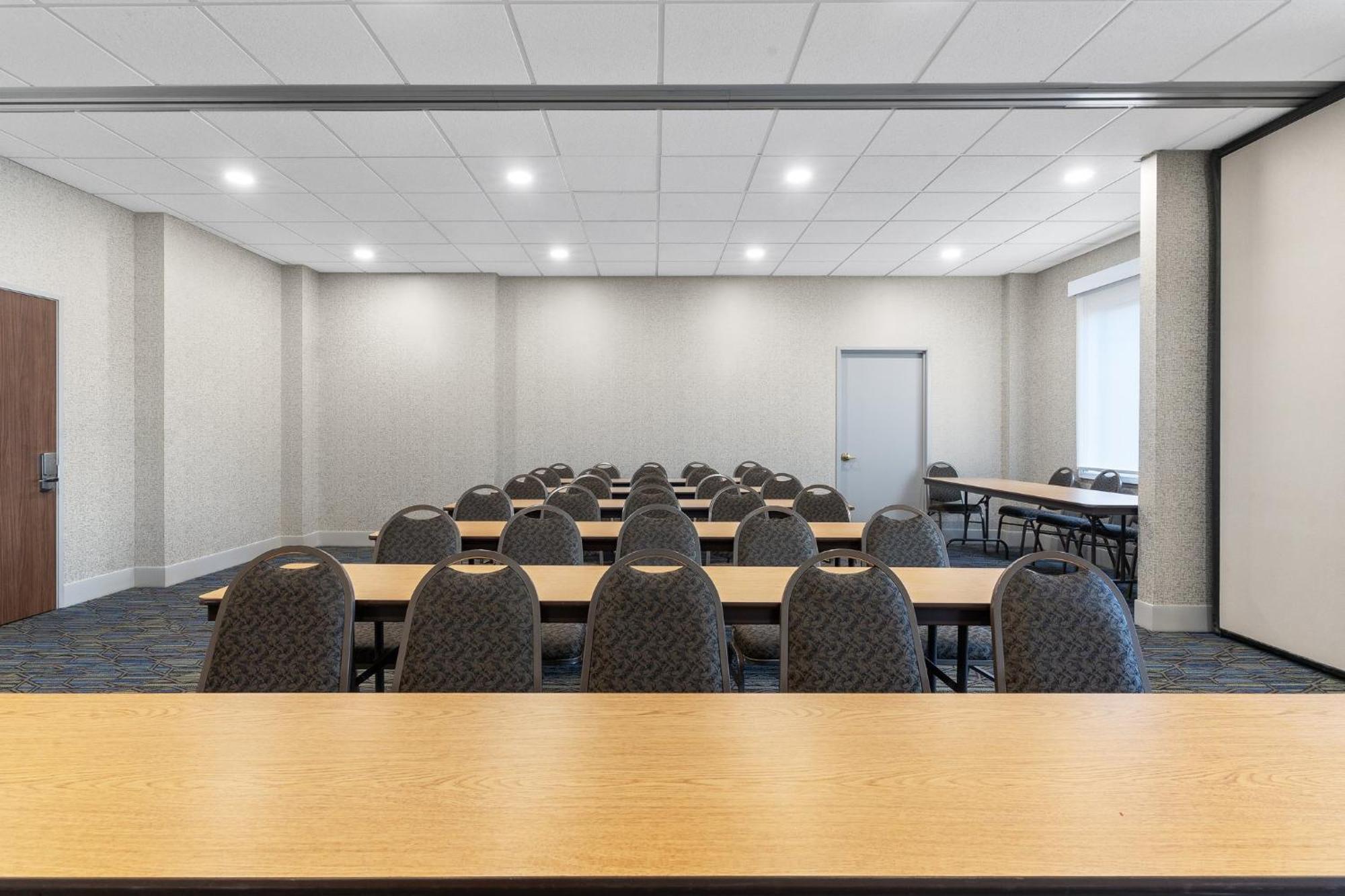 Holiday Inn Express Hotel & Suites Coralville By Ihg Bagian luar foto