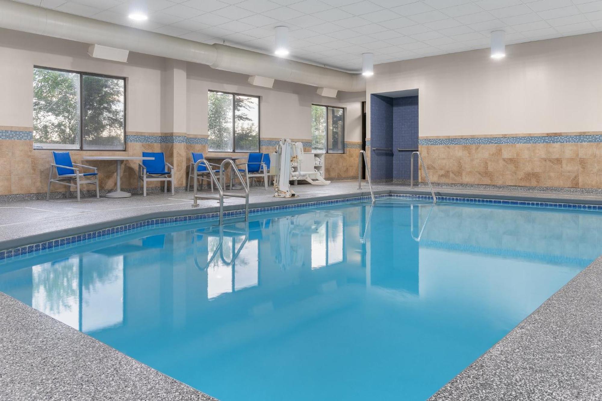 Holiday Inn Express Hotel & Suites Coralville By Ihg Bagian luar foto