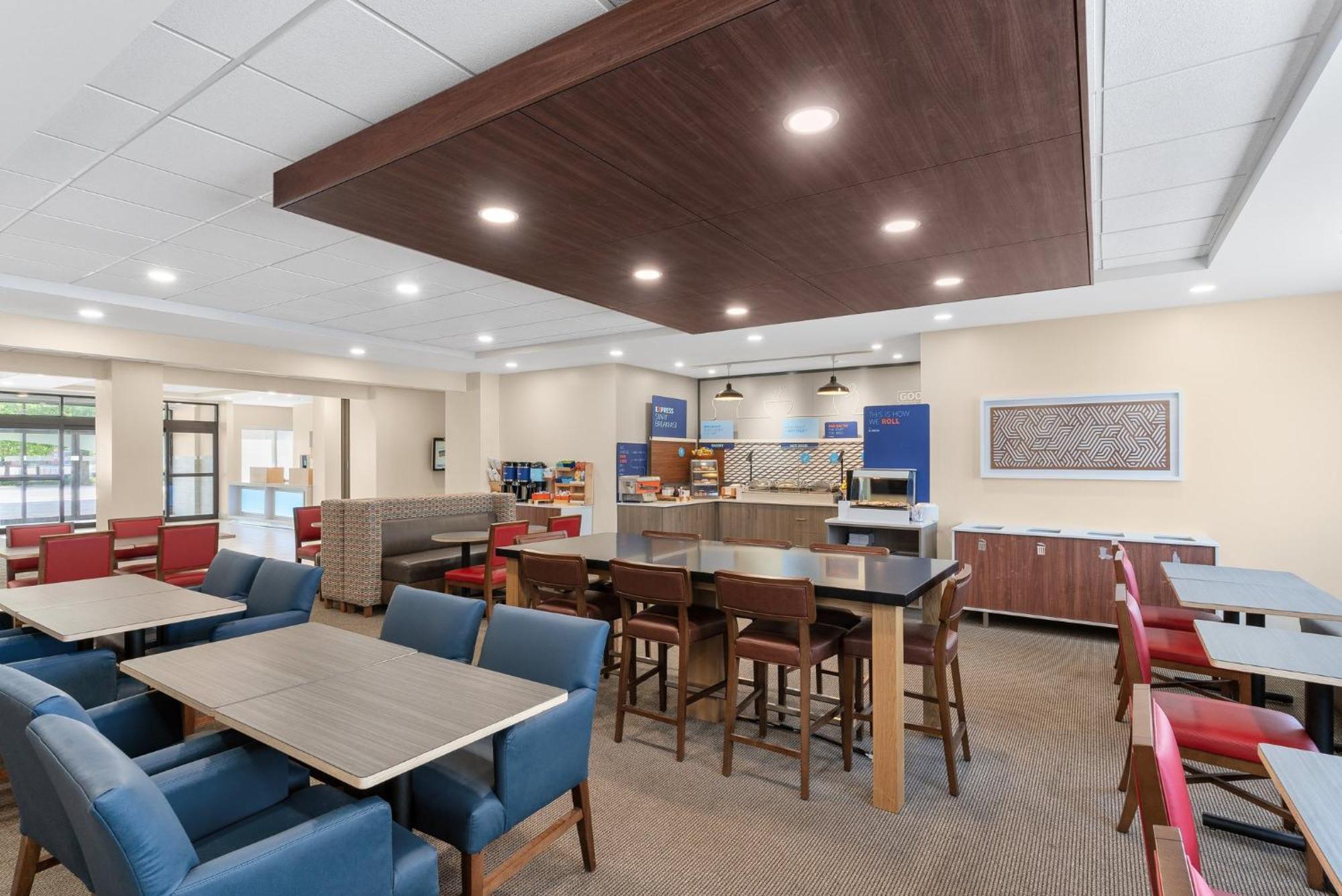 Holiday Inn Express Hotel & Suites Coralville By Ihg Bagian luar foto