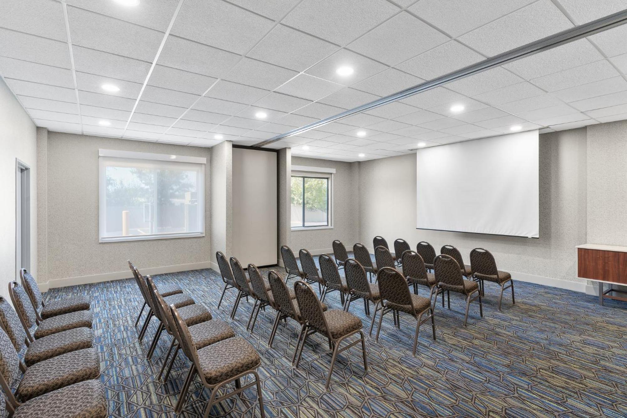 Holiday Inn Express Hotel & Suites Coralville By Ihg Bagian luar foto