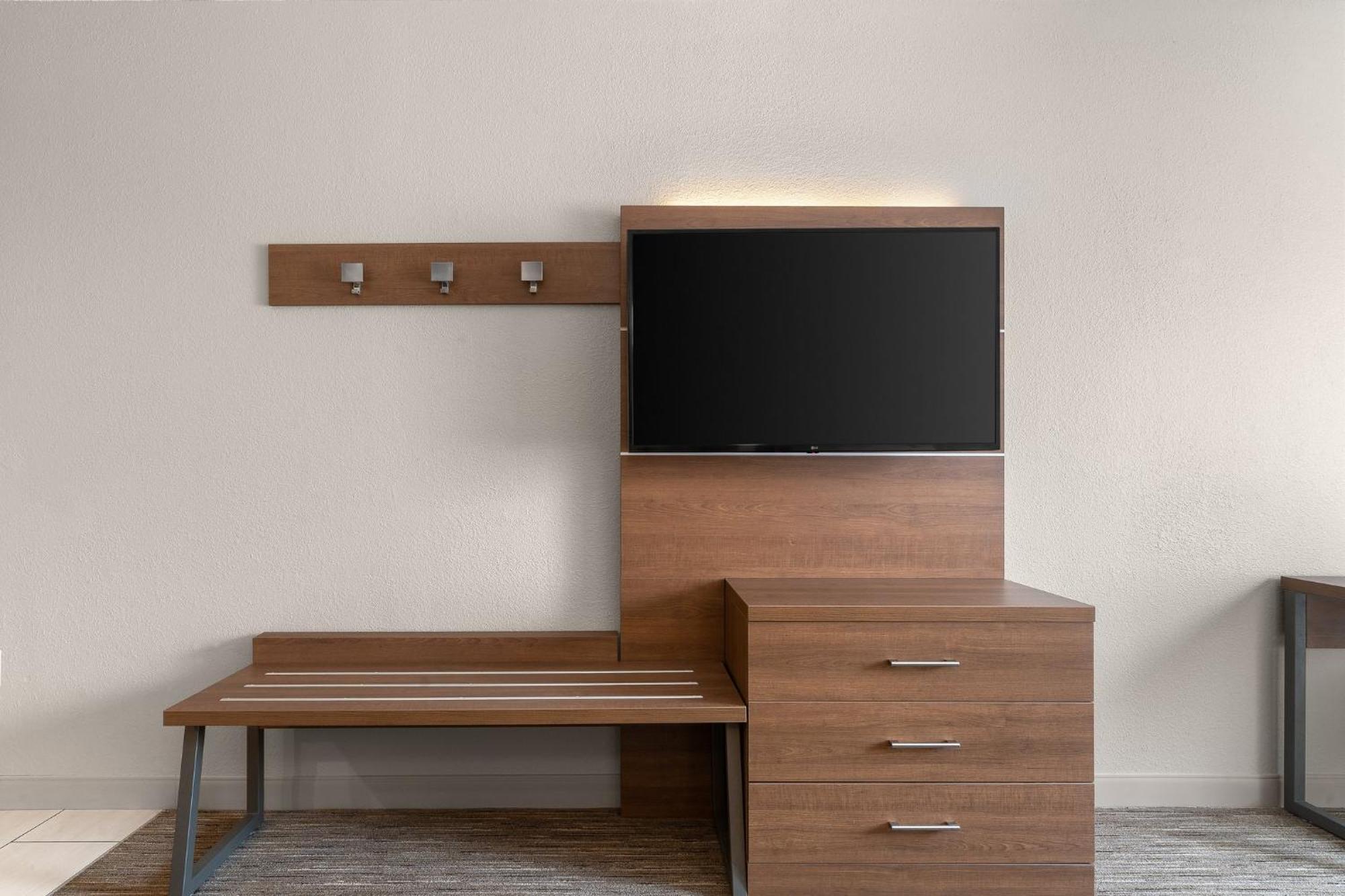 Holiday Inn Express Hotel & Suites Coralville By Ihg Bagian luar foto