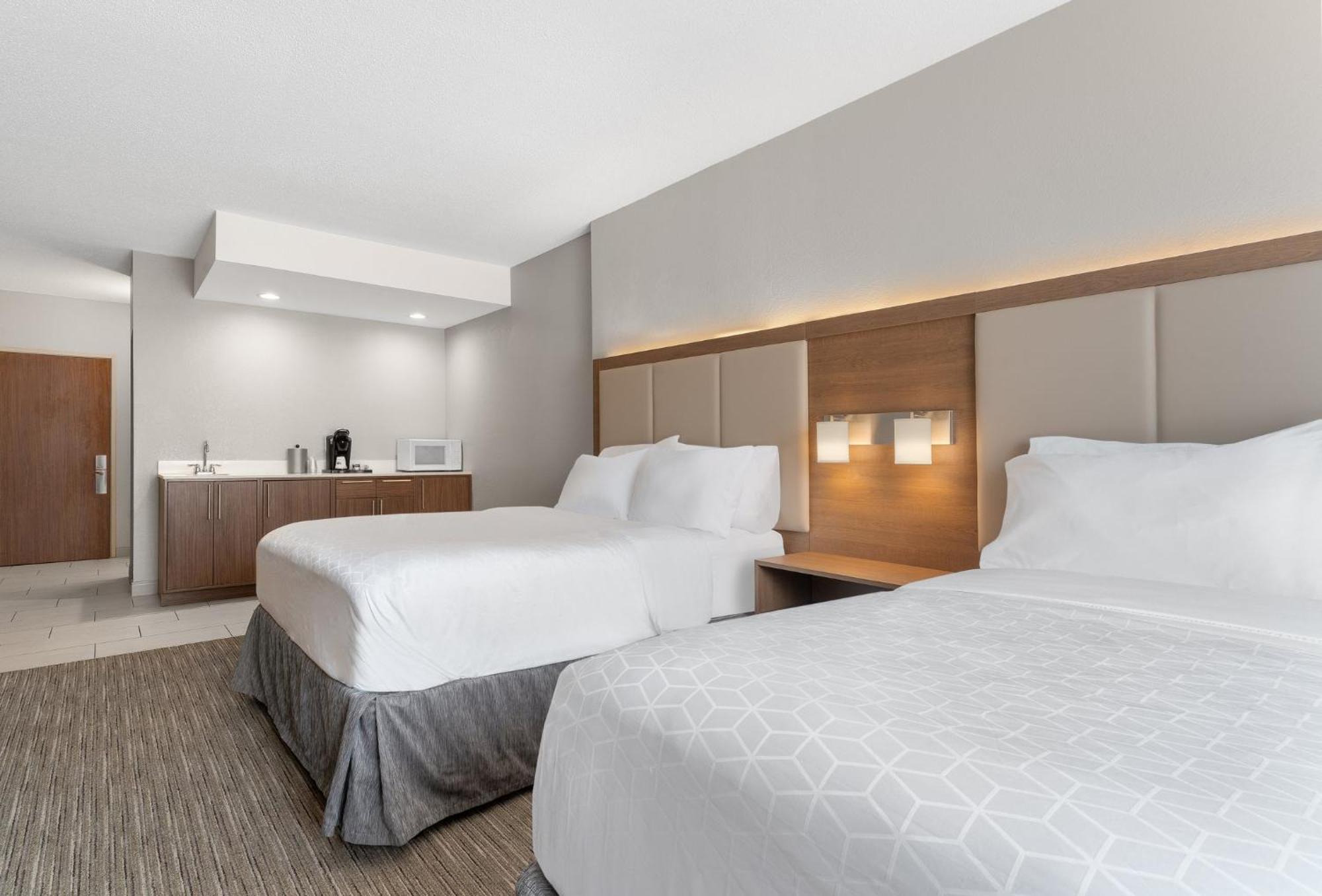 Holiday Inn Express Hotel & Suites Coralville By Ihg Bagian luar foto