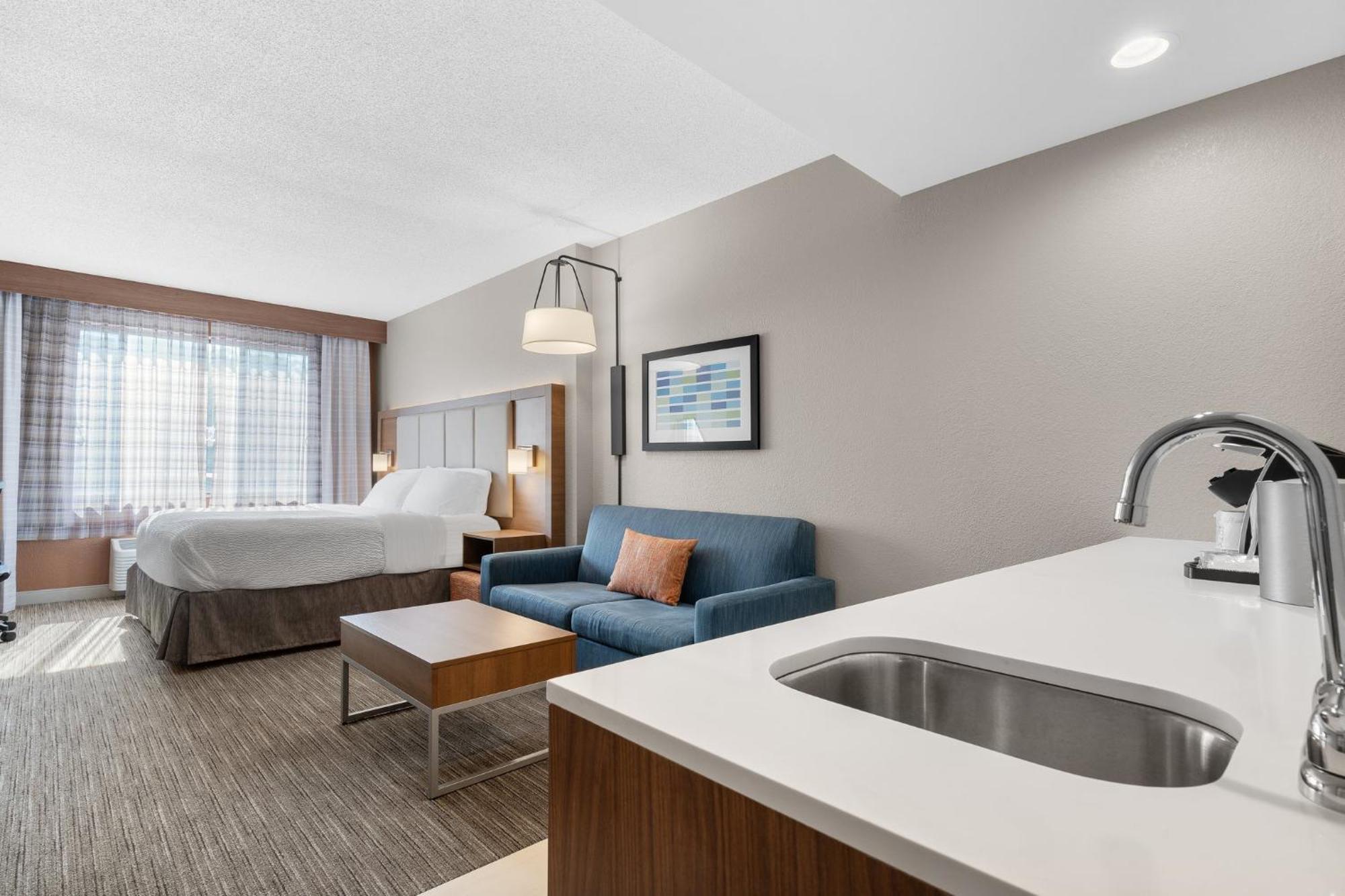 Holiday Inn Express Hotel & Suites Coralville By Ihg Bagian luar foto