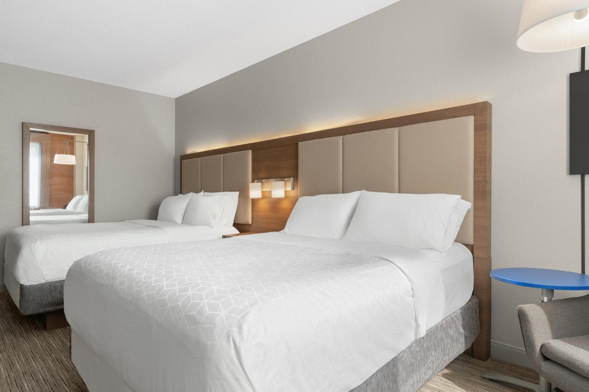 Holiday Inn Express Hotel & Suites Coralville By Ihg Bagian luar foto