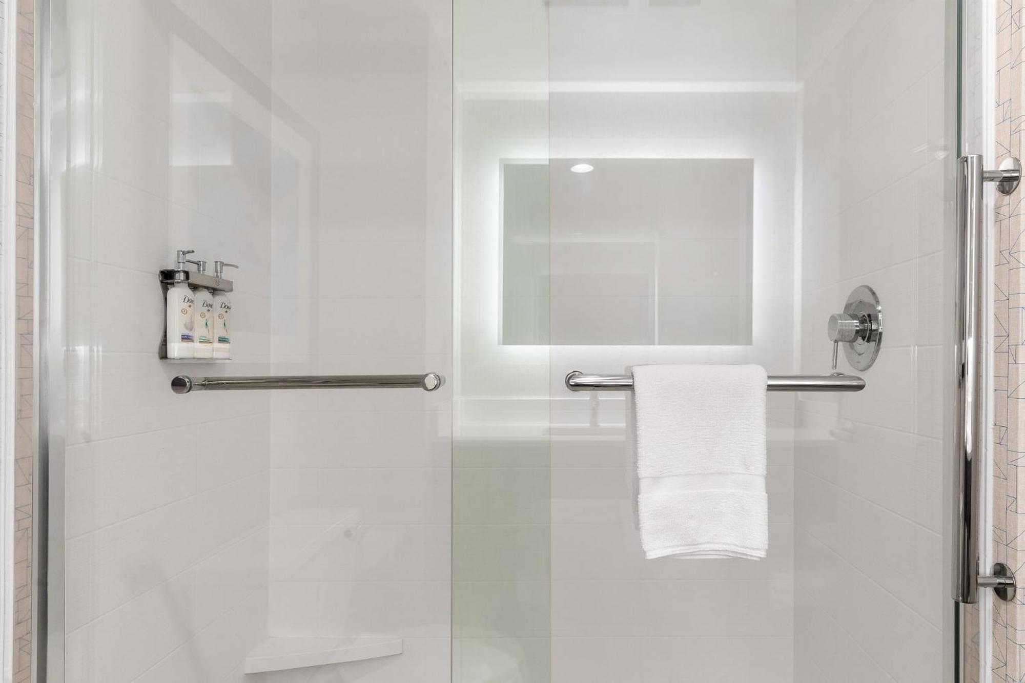 Holiday Inn Express Hotel & Suites Coralville By Ihg Bagian luar foto