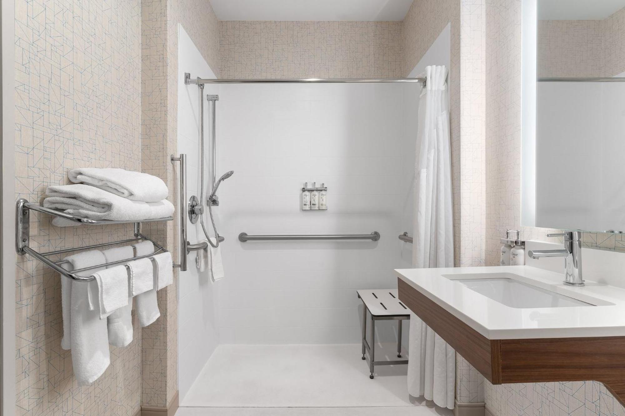 Holiday Inn Express Hotel & Suites Coralville By Ihg Bagian luar foto