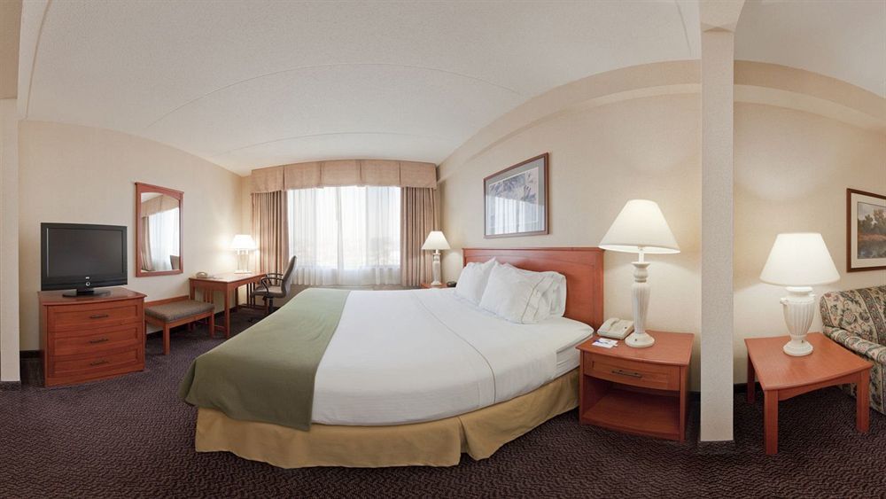 Holiday Inn Express Hotel & Suites Coralville By Ihg Bagian luar foto