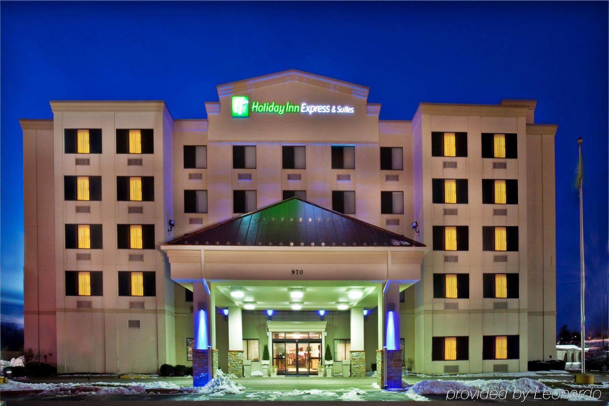 Holiday Inn Express Hotel & Suites Coralville By Ihg Bagian luar foto