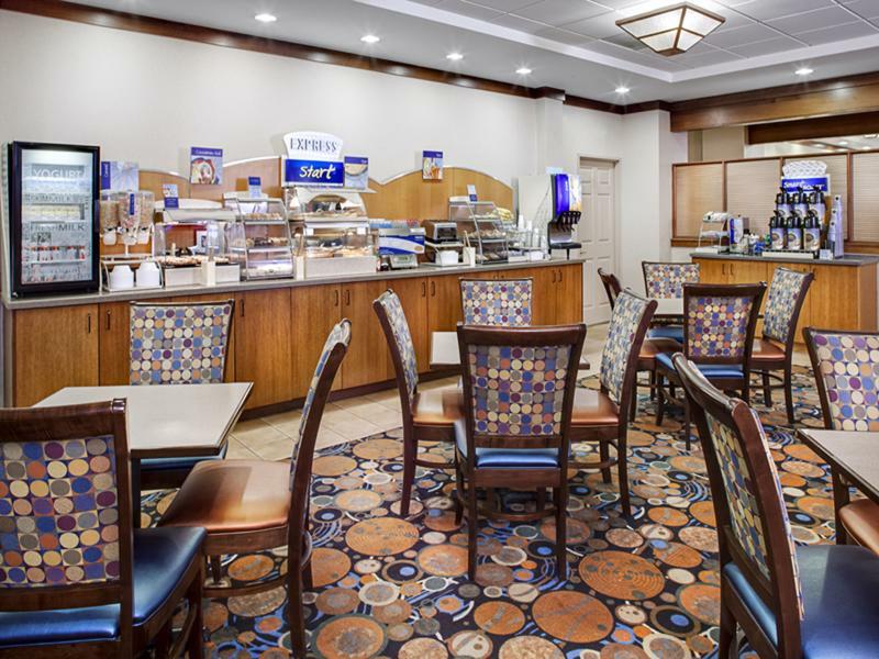 Holiday Inn Express Hotel & Suites Coralville By Ihg Bagian luar foto