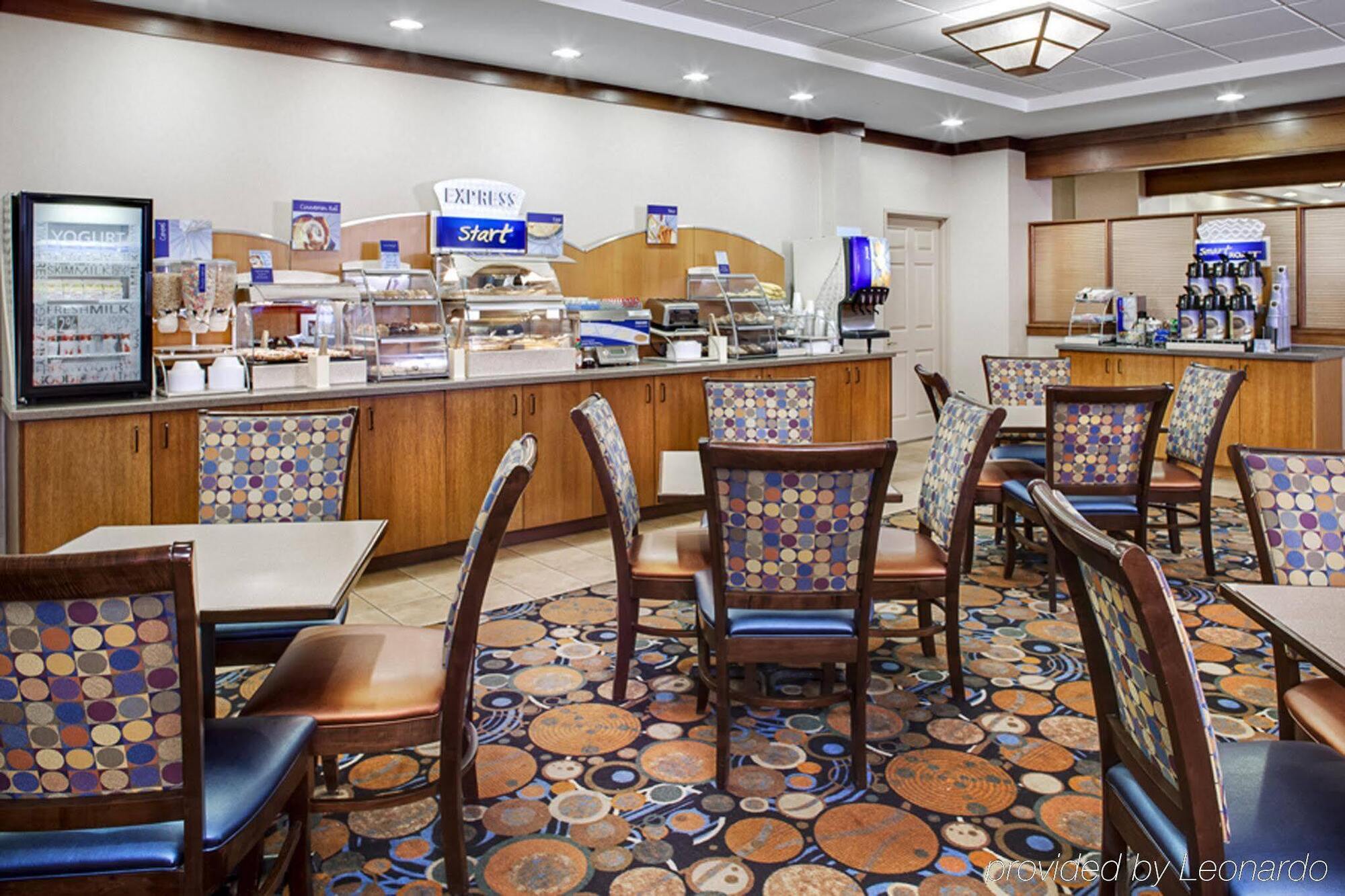 Holiday Inn Express Hotel & Suites Coralville By Ihg Bagian luar foto